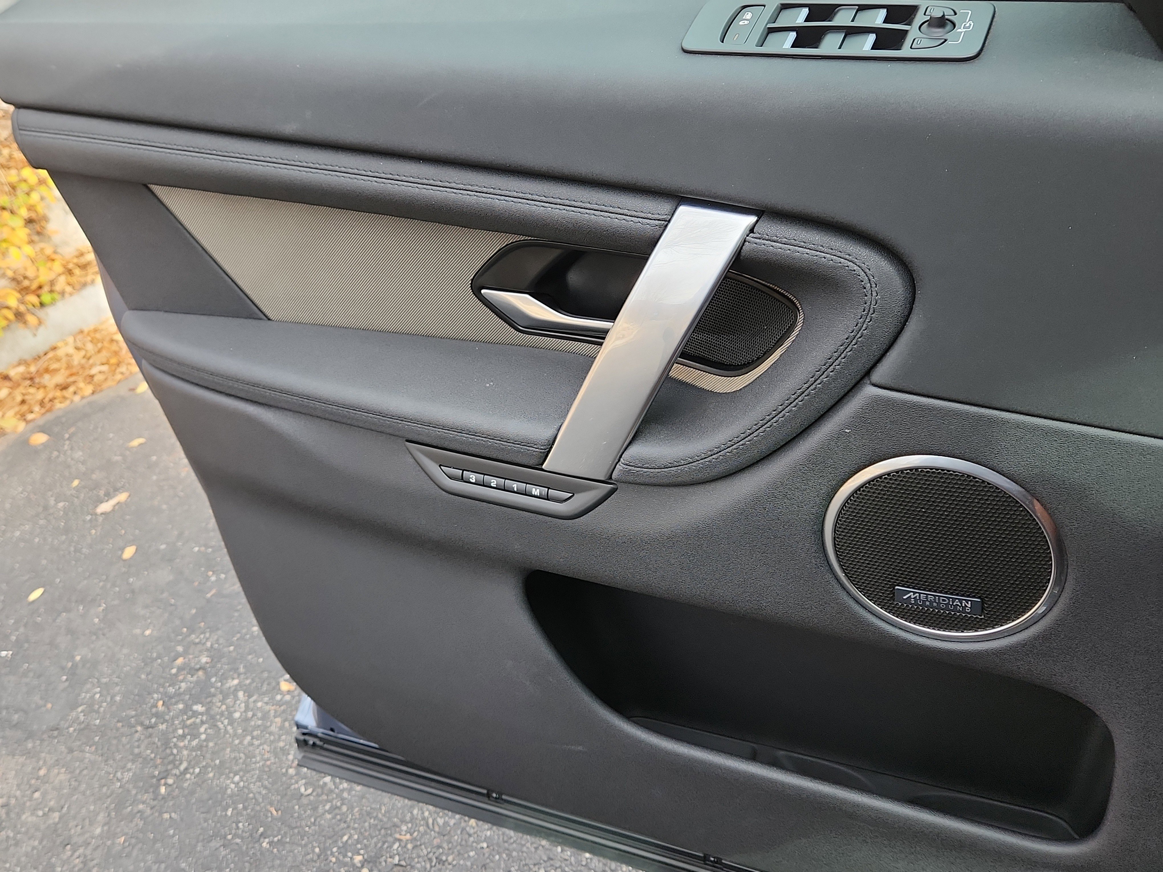 Used 2023 Land Rover Discovery Sport SE image 7