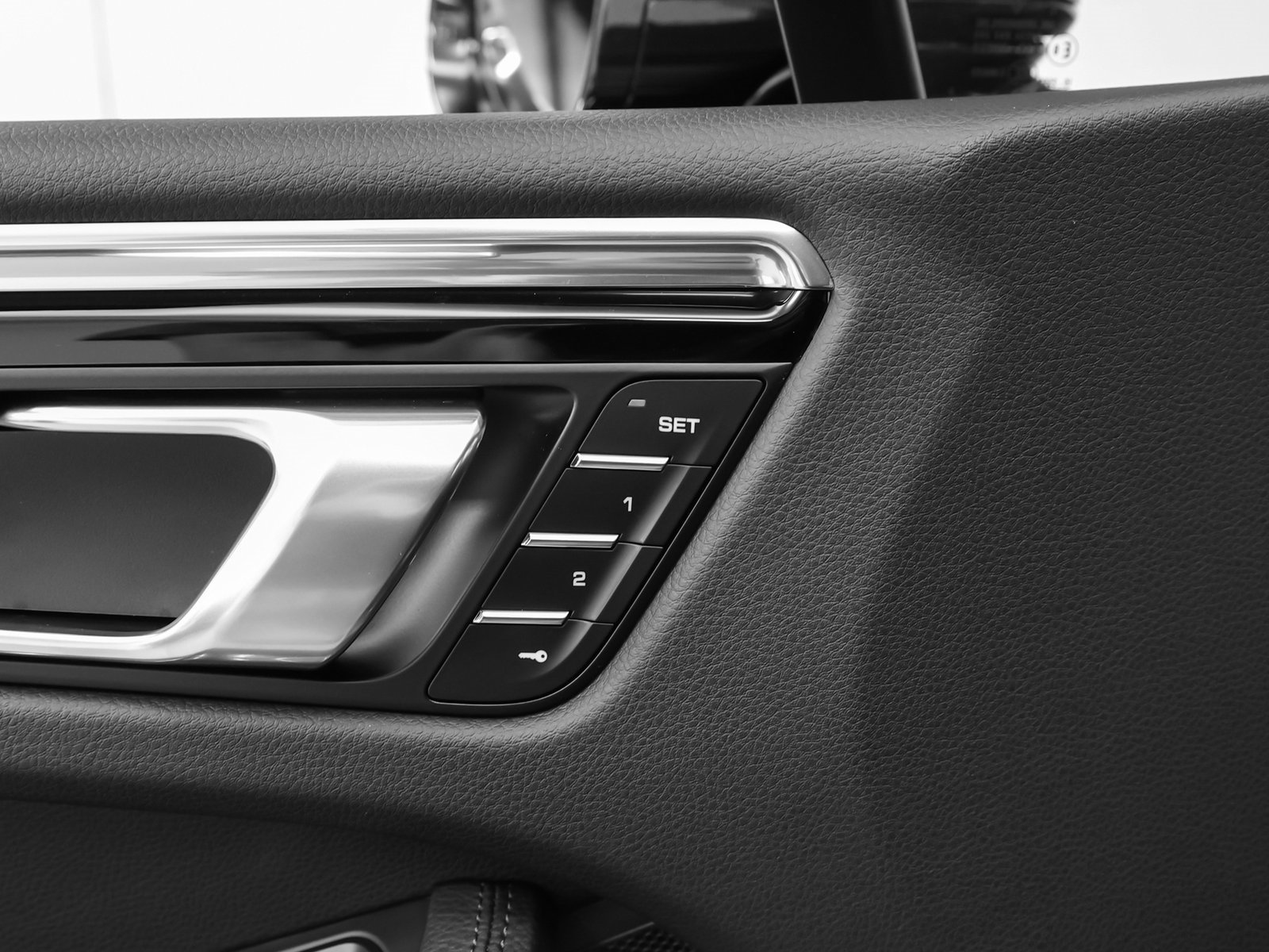 Certified 2025 Porsche Macan image 24