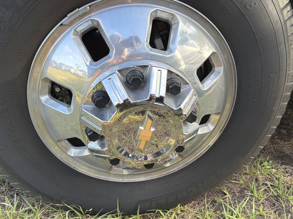 Used 2024 Chevrolet Silverado 3500 High Country w/ High Country Premium Package AWD/4WD image 5