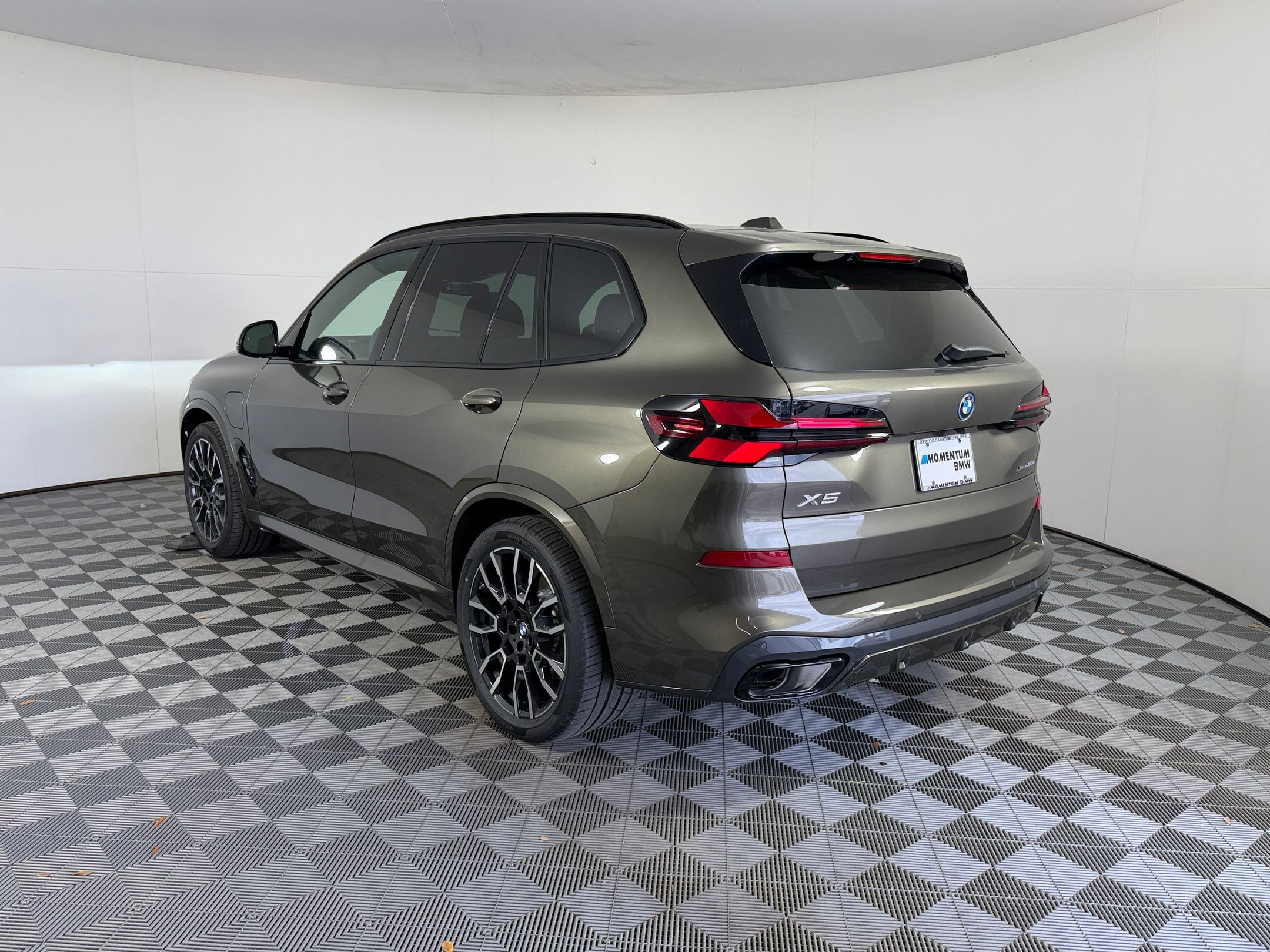 New 2026 BMW X5 xDrive50e w/ M Sport Package AWD/4WD image 3