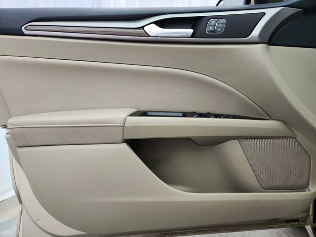 Used 2017 Ford Fusion SE w/ Fusion SE Technology Package FWD image 19