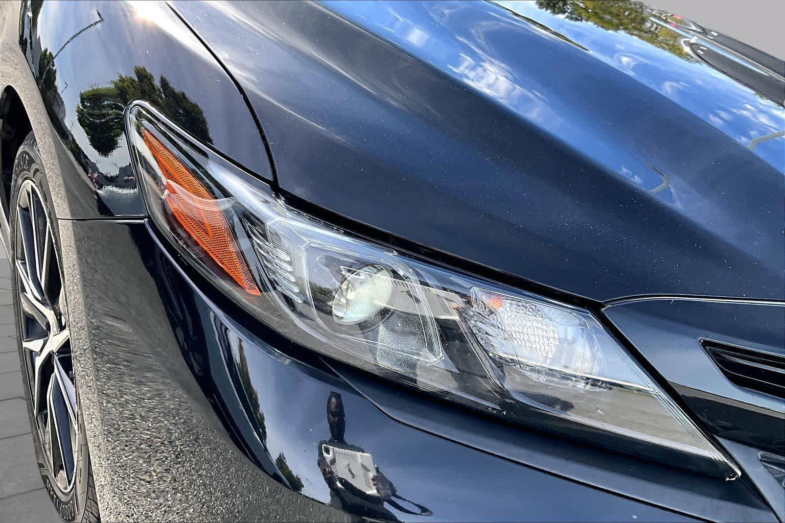Used 2021 Toyota Camry SE w/ Cold Weather Package FWD image 28