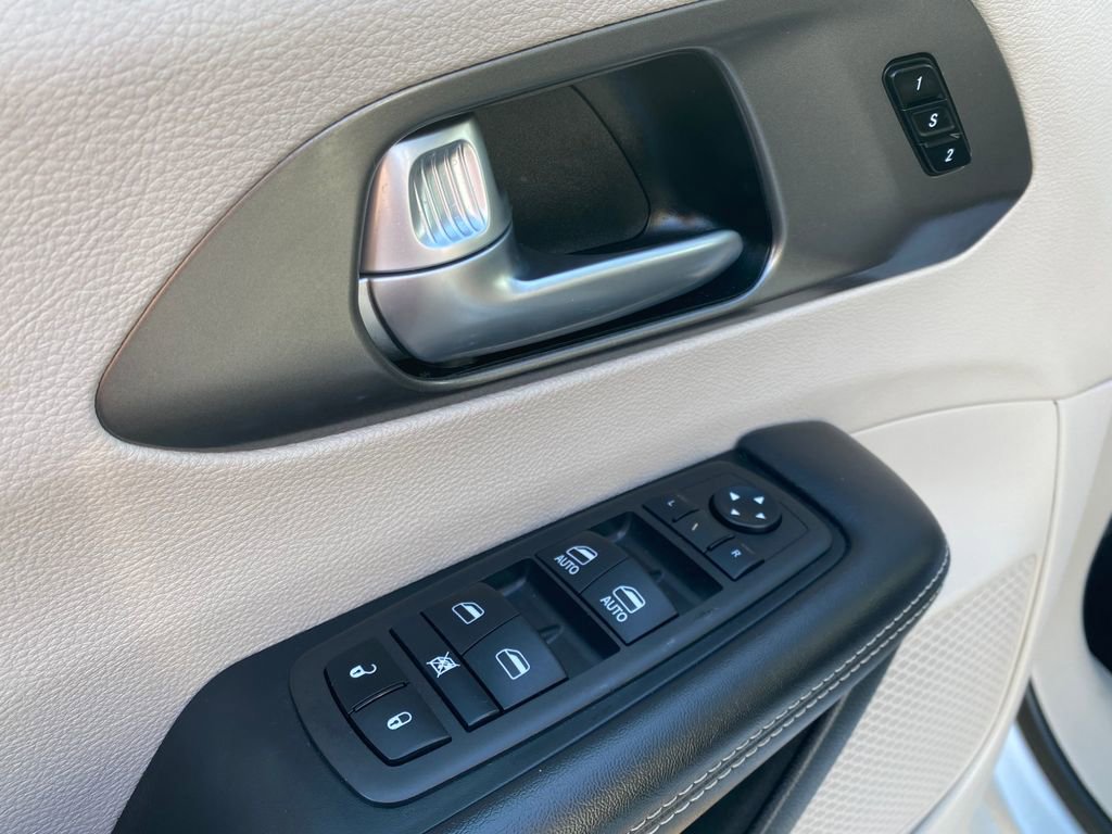 Used 2024 Chrysler Pacifica Select image 13