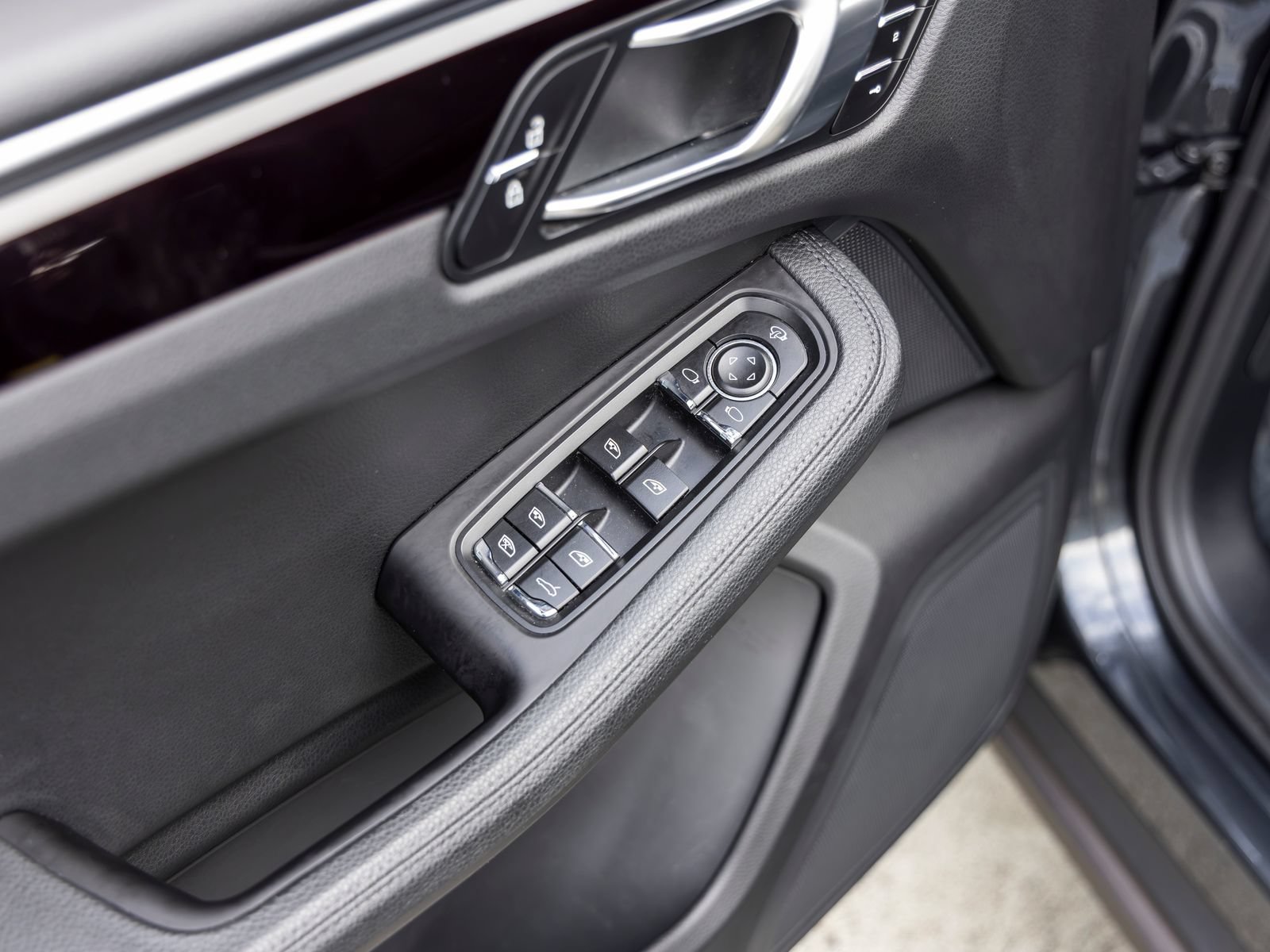 Certified 2021 Porsche Macan S AWD/4WD image 25