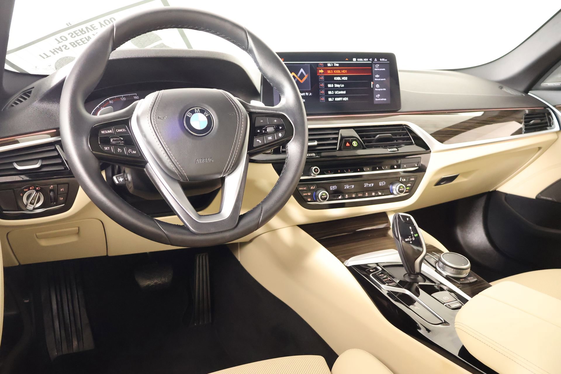 Used 2023 BMW 530i w/ Premium Package image 2