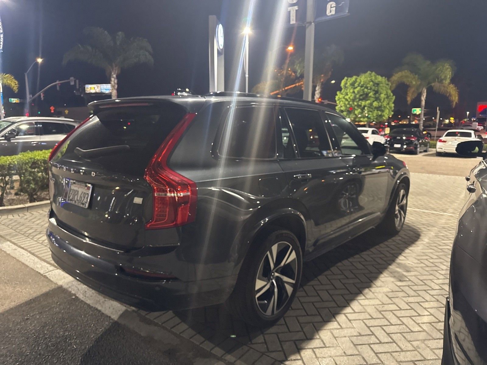 Used 2022 Volvo XC90 T8 R-Design w/ Advanced Package image 5