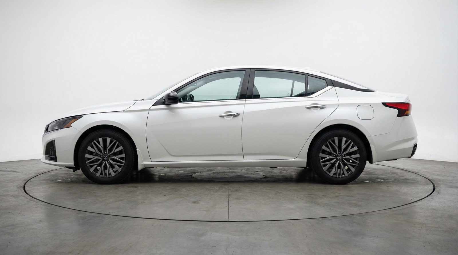 Used 2025 Nissan Altima 2.5 SV image 5