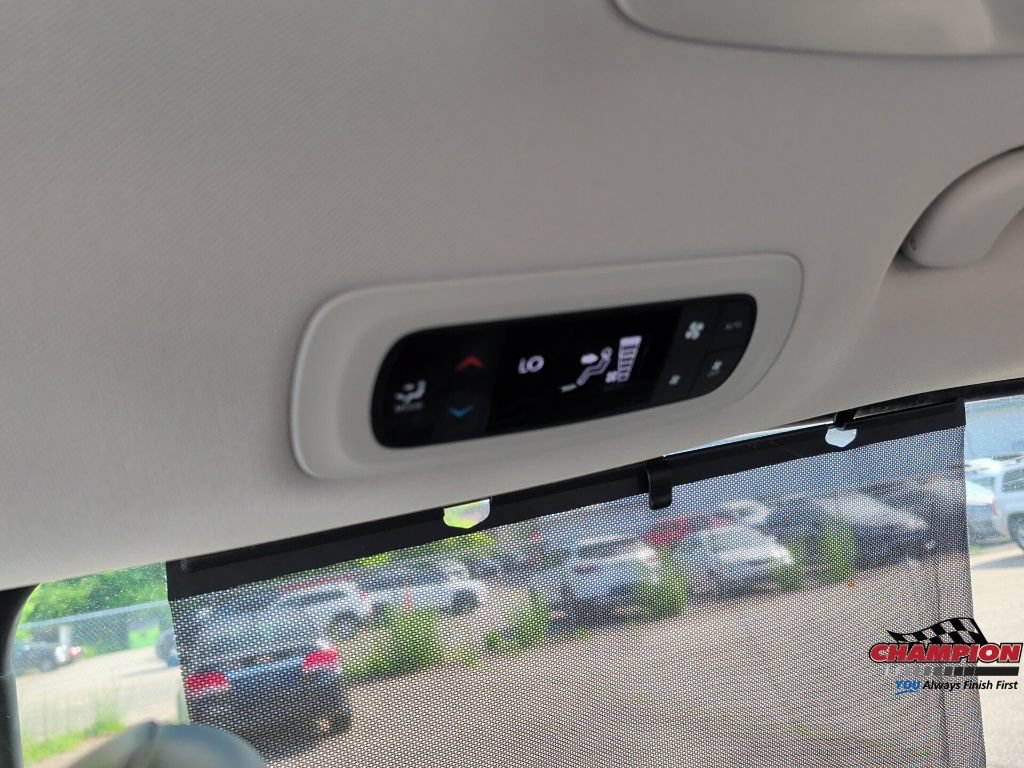 Used 2024 Chrysler Pacifica Touring-L FWD image 22