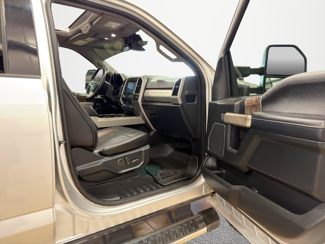 Used 2019 Ford F350 Lariat w/ Lariat Ultimate Package AWD/4WD image 31