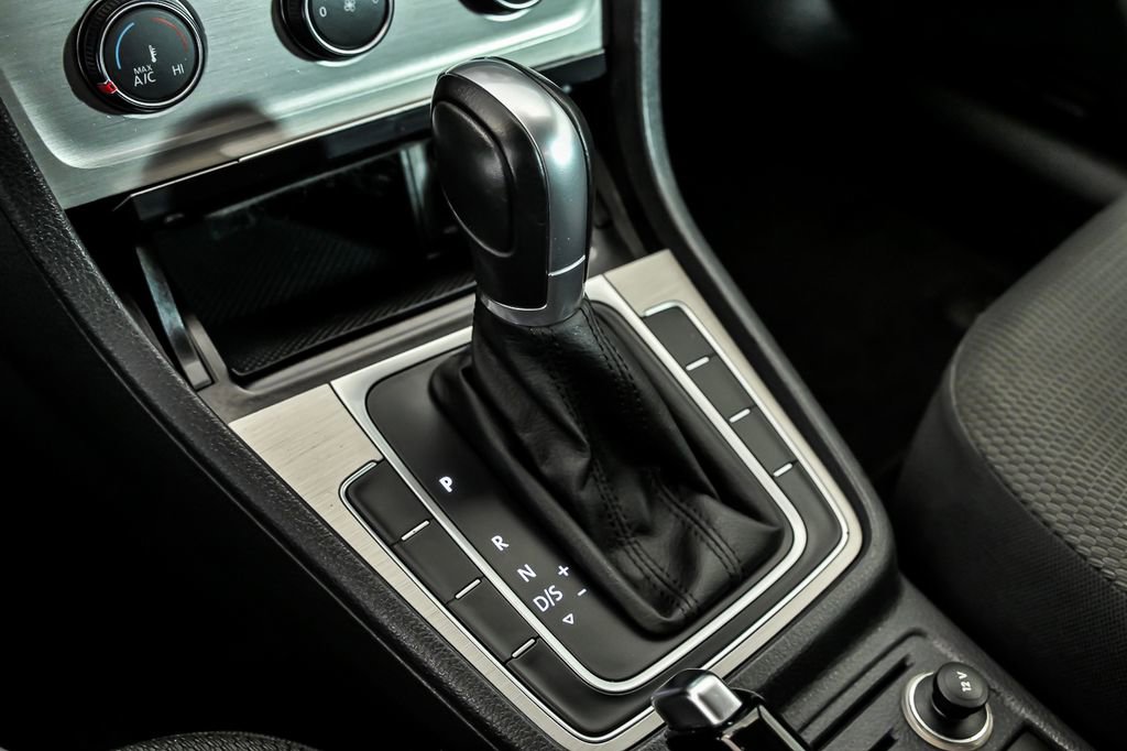 Used 2016 Volkswagen Golf S image 22