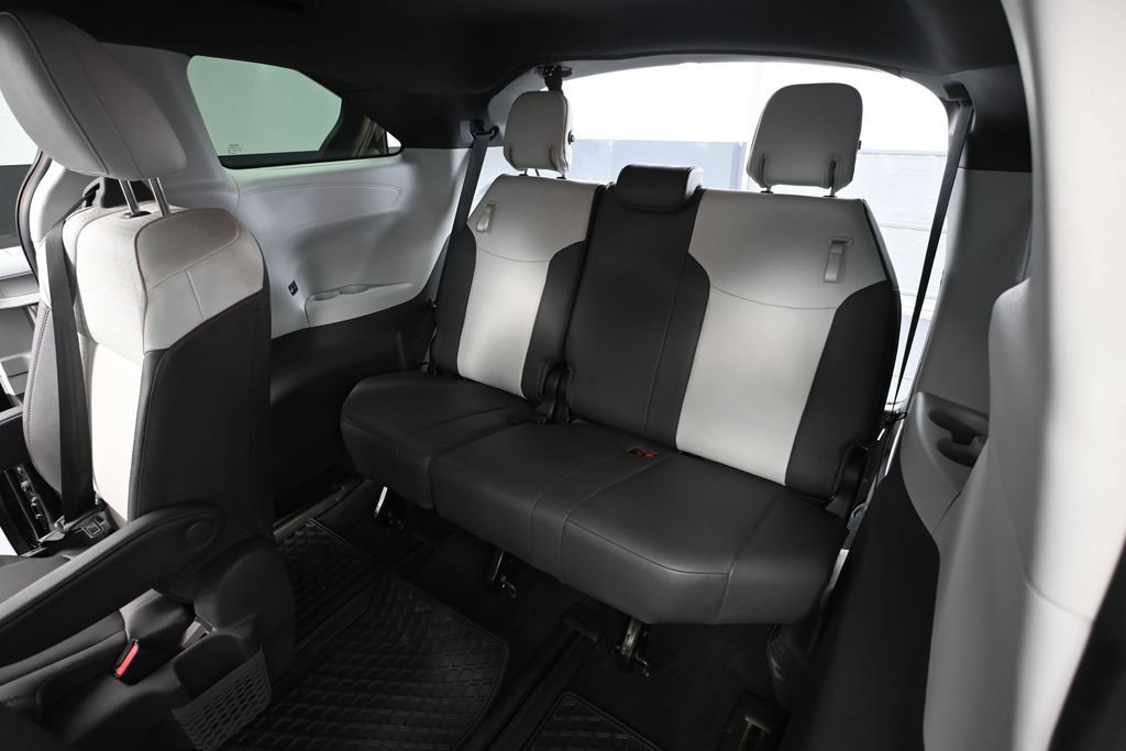 Used 2021 Toyota Sienna XSE FWD image 33