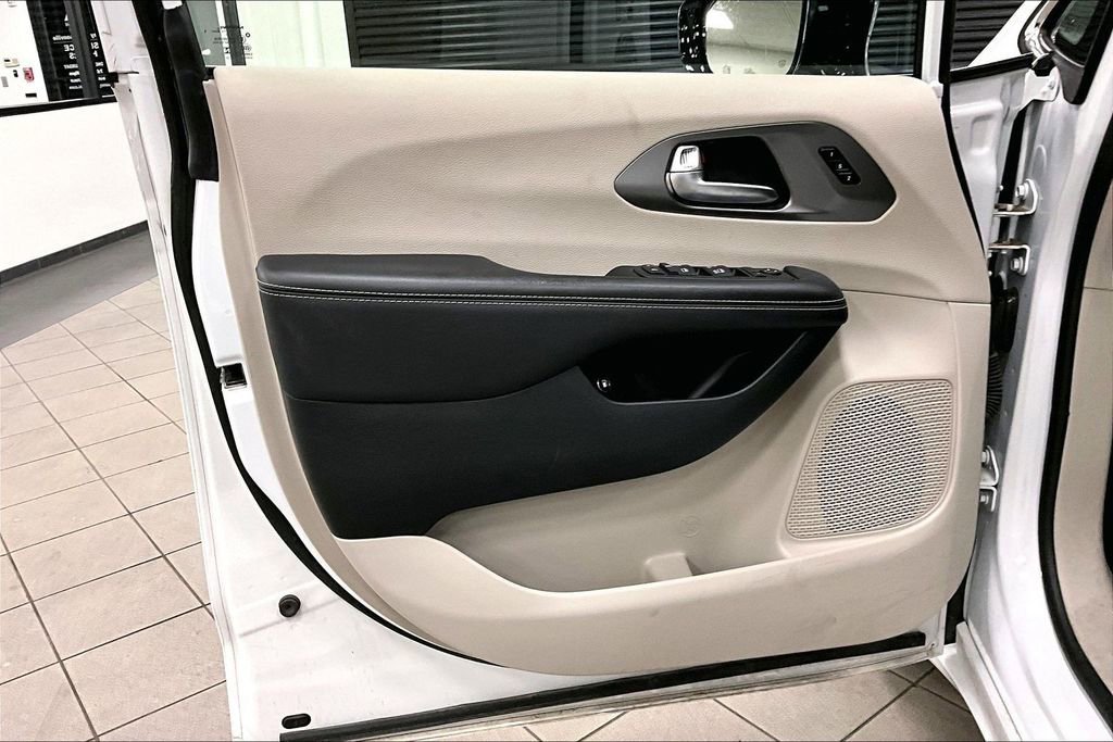 Used 2024 Chrysler Pacifica Select image 20