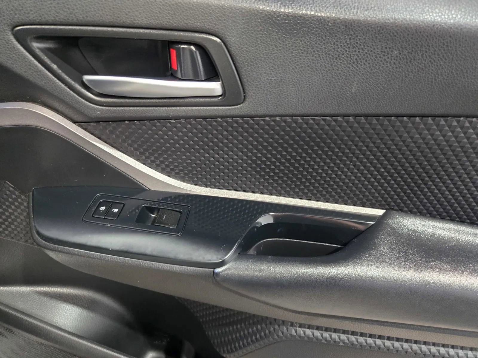 Used 2021 Toyota C-HR LE FWD image 6