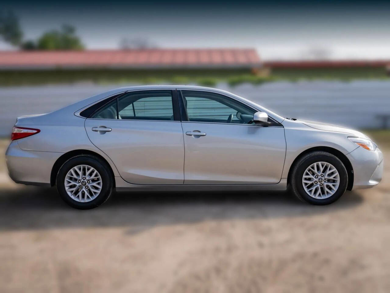 Used 2017 Toyota Camry LE image 4