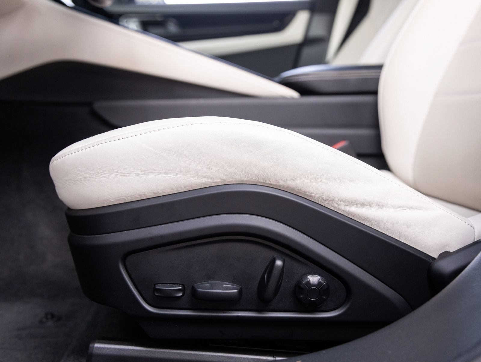 Certified 2024 Porsche Panamera 4 AWD/4WD image 23