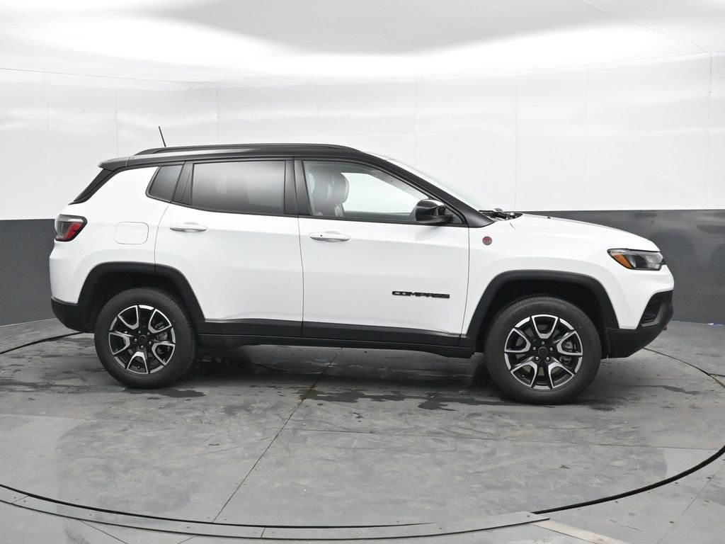 Used 2025 Jeep Compass Trailhawk image 3