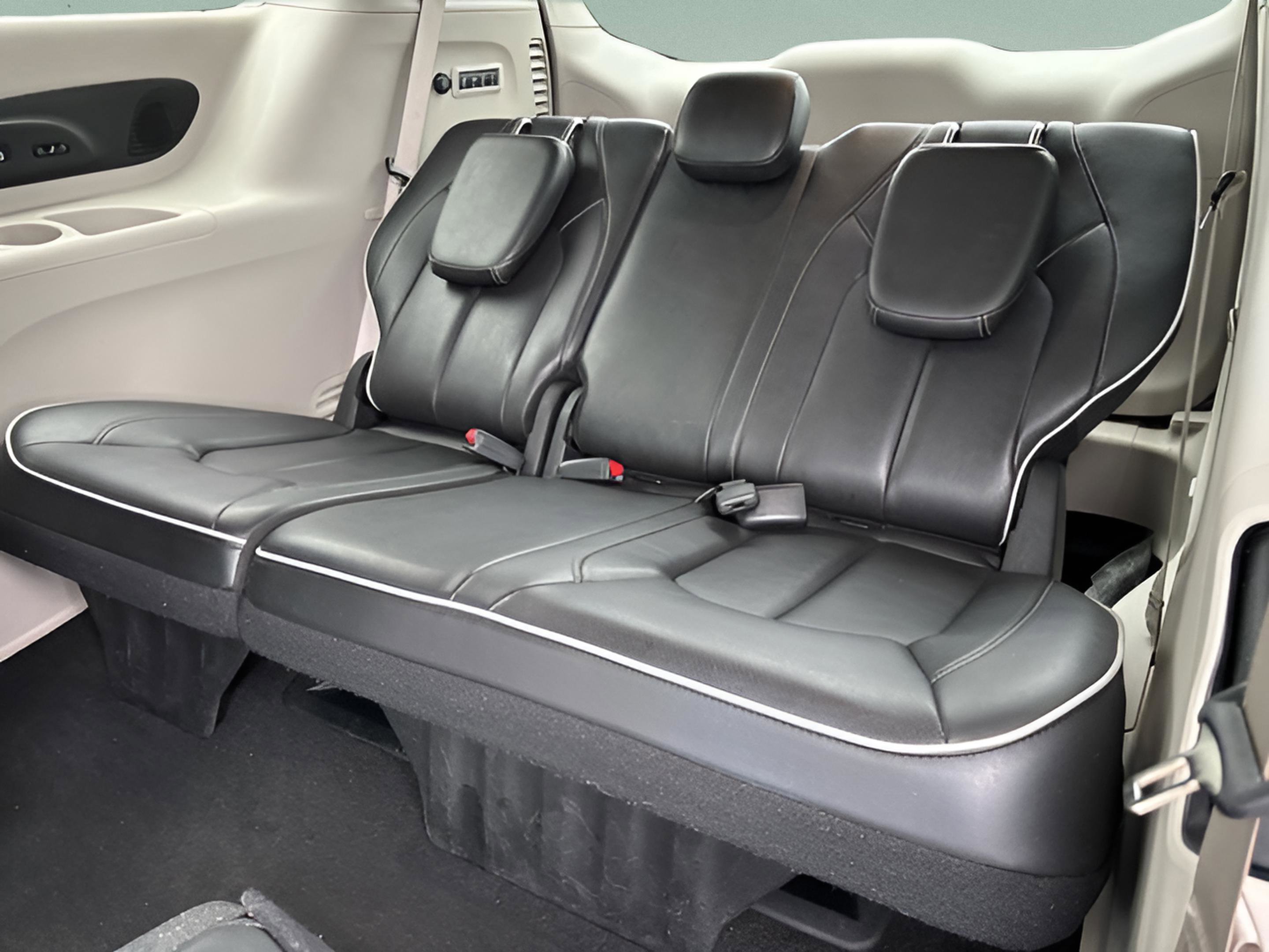 Used 2022 Chrysler Pacifica Limited w/ Uconnect Theater Family Group image 11