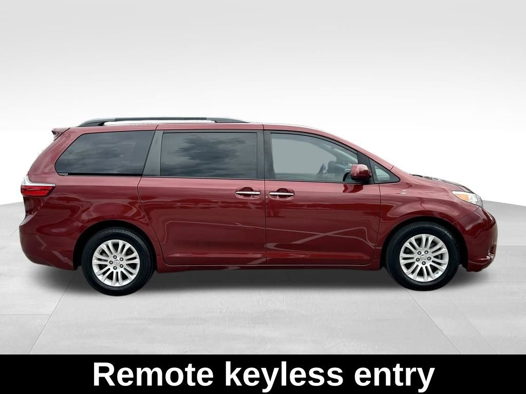 Used 2017 Toyota Sienna XLE w/ XLE Navigation Package image 4