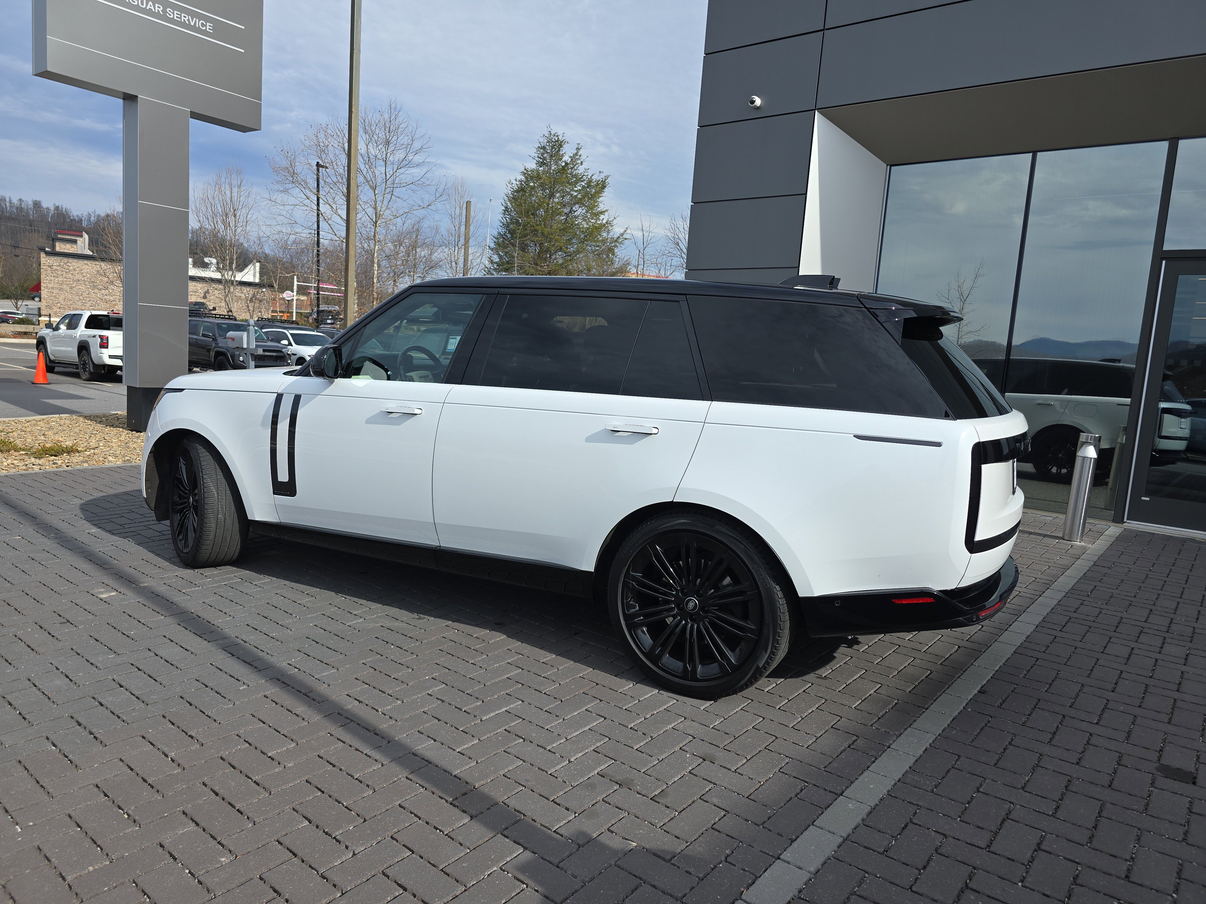 Certified 2024 Land Rover Range Rover Long Wheelbase Autobiography image 8