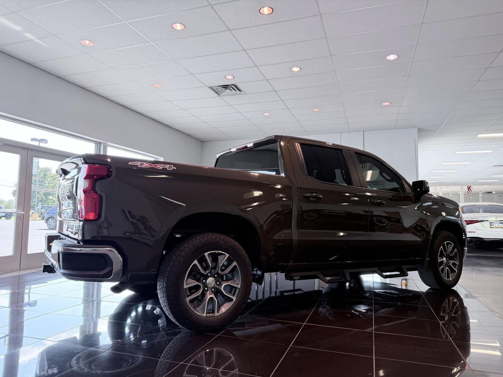 Used 2023 Chevrolet Silverado 1500 LT AWD/4WD image 12