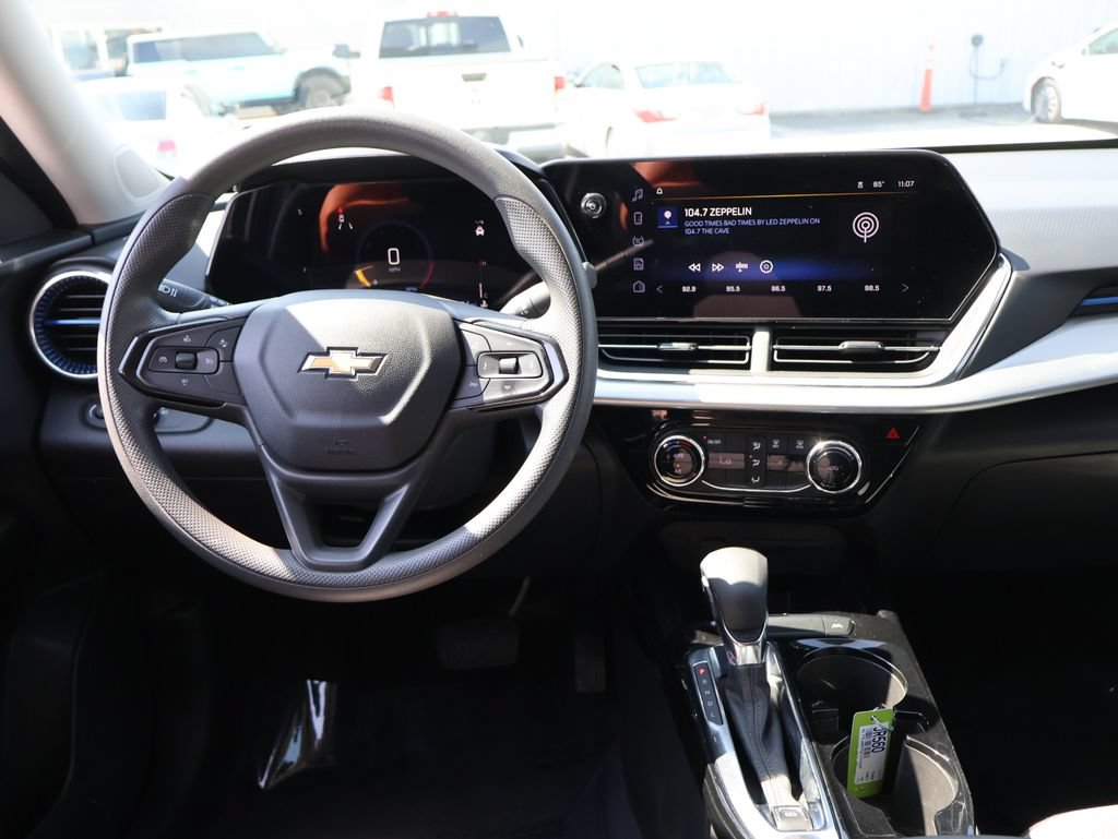 Used 2025 Chevrolet Trax LT FWD image 17