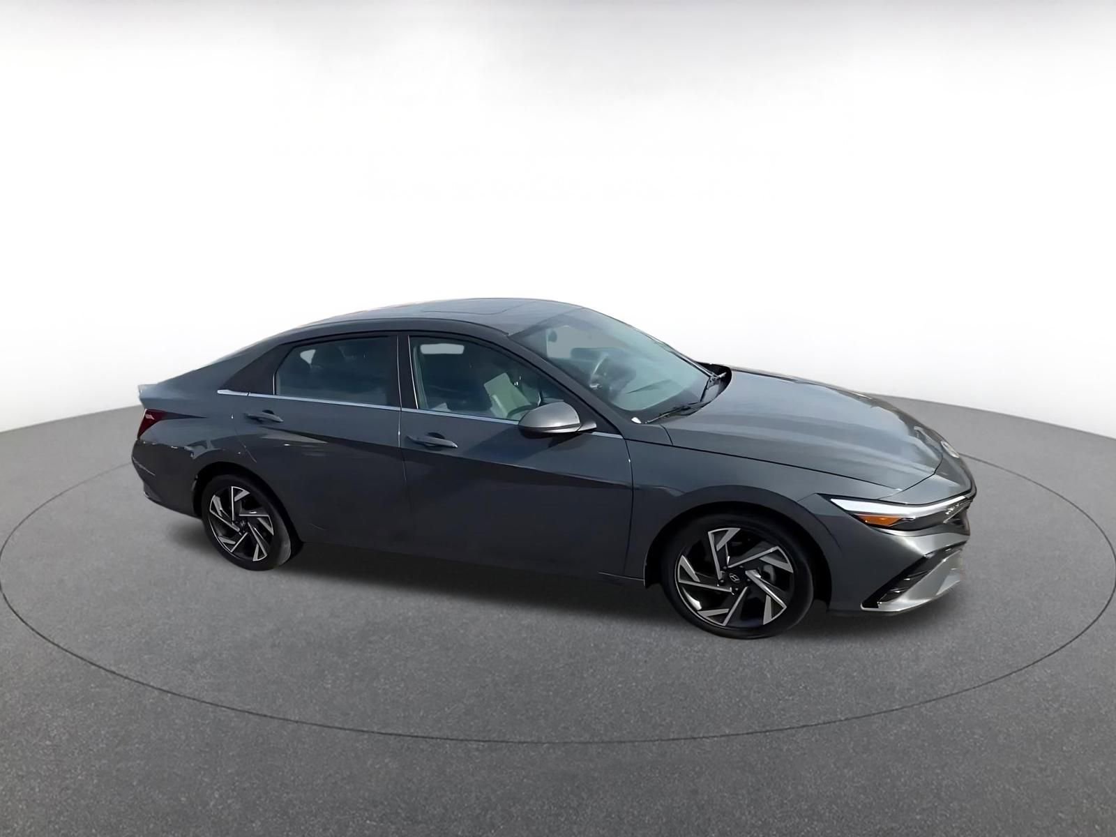 Used 2025 Hyundai Elantra SEL image 2