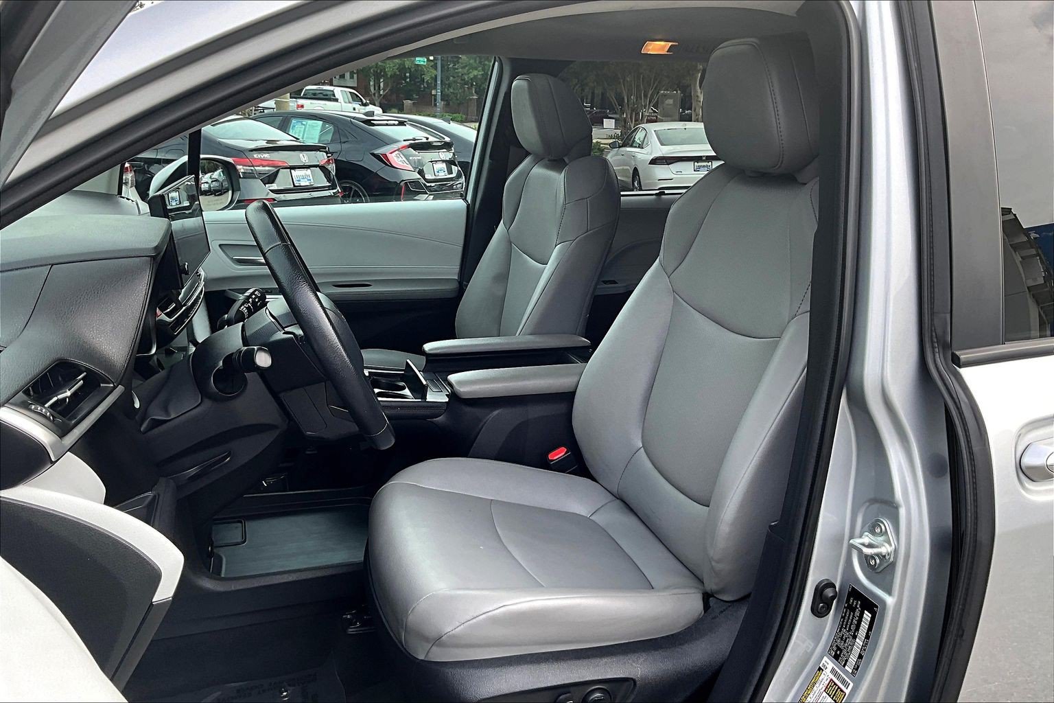 Used 2025 Toyota Sienna XLE FWD image 27