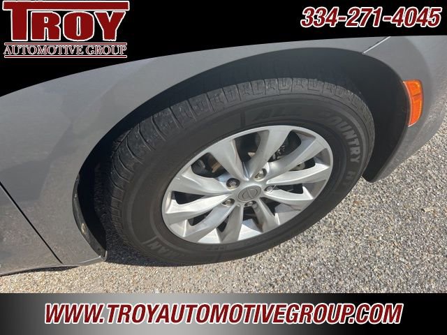 Used 2018 Chrysler Pacifica Touring-L image 17