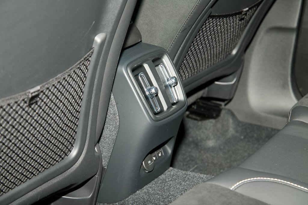 Certified 2023 Volvo XC40 Recharge Ultimate w/ Protection Package Premier image 17