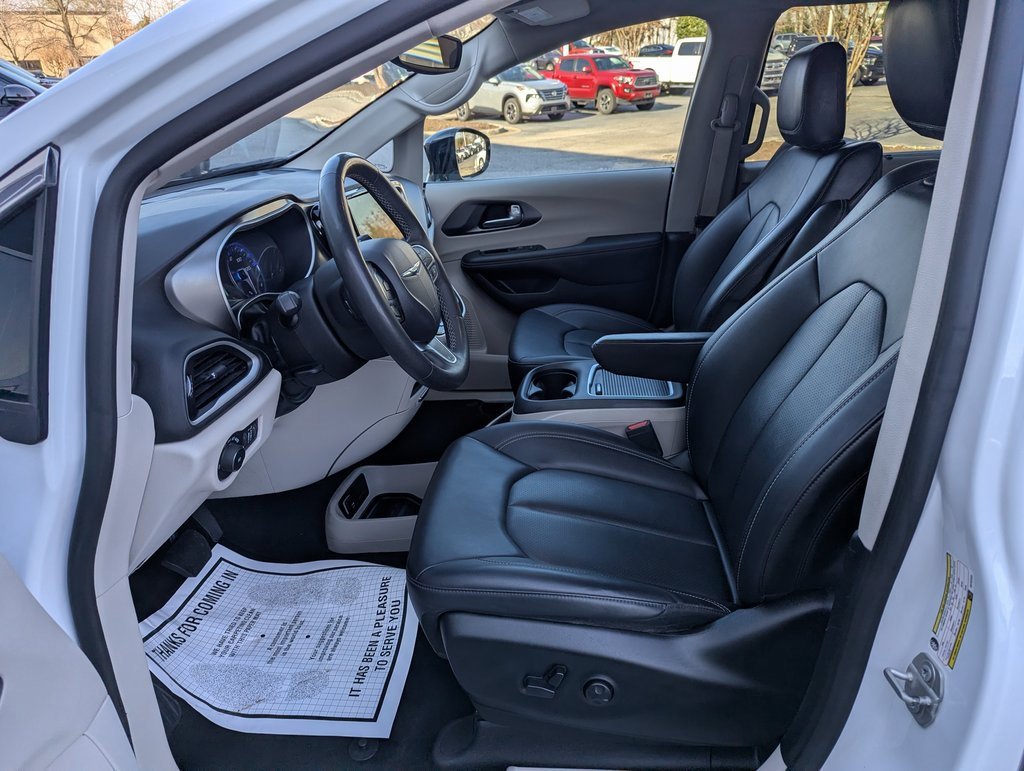 Used 2024 Chrysler Pacifica Touring-L image 13
