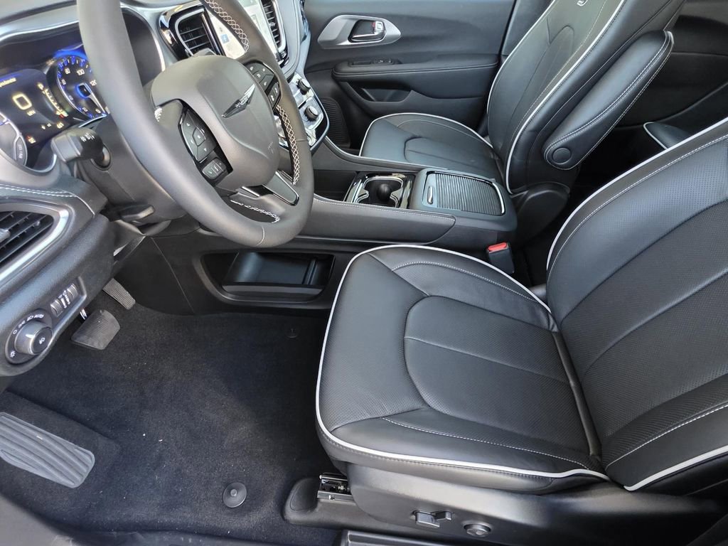 New 2026 Chrysler Pacifica Limited w/ Uconnect Theater Family Group image 7