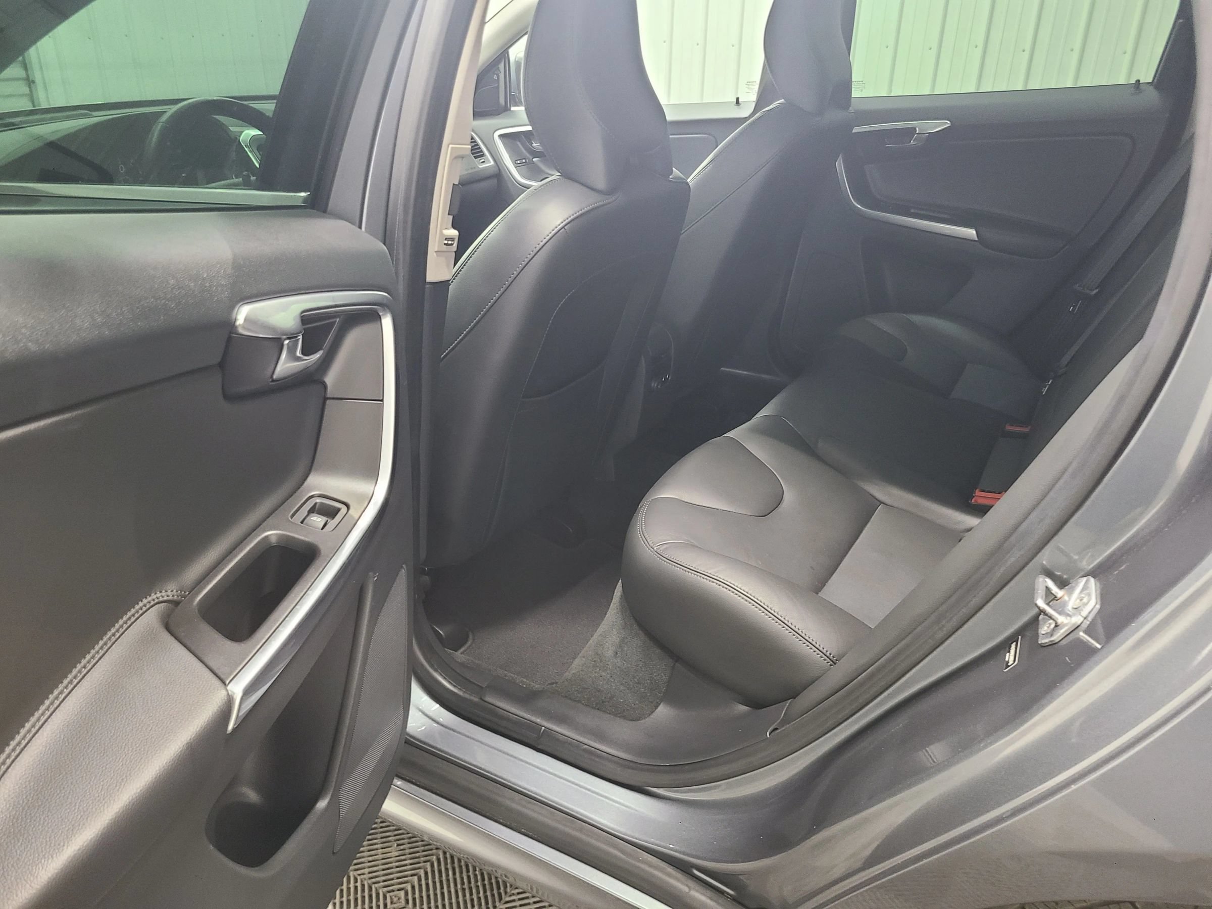 Used 2016 Volvo XC60 T5 Platinum w/ Climate Package AWD/4WD image 36