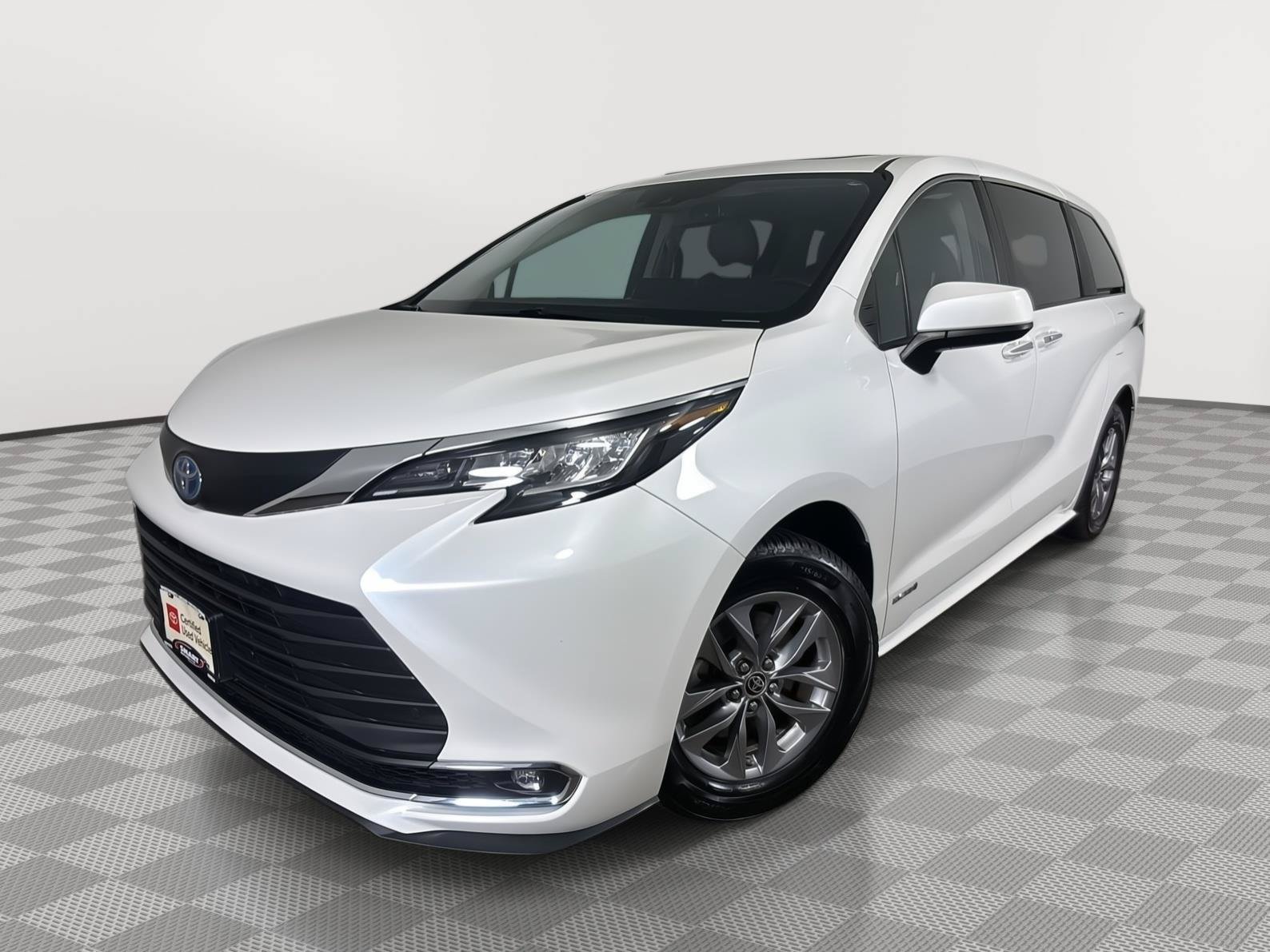 Used 2021 Toyota Sienna XLE FWD image 1
