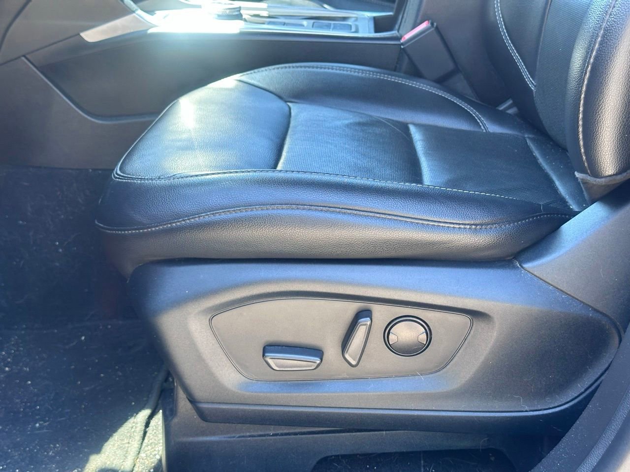 Used 2022 Ford Explorer Limited w/ Equipment Group 301A RWD image 26