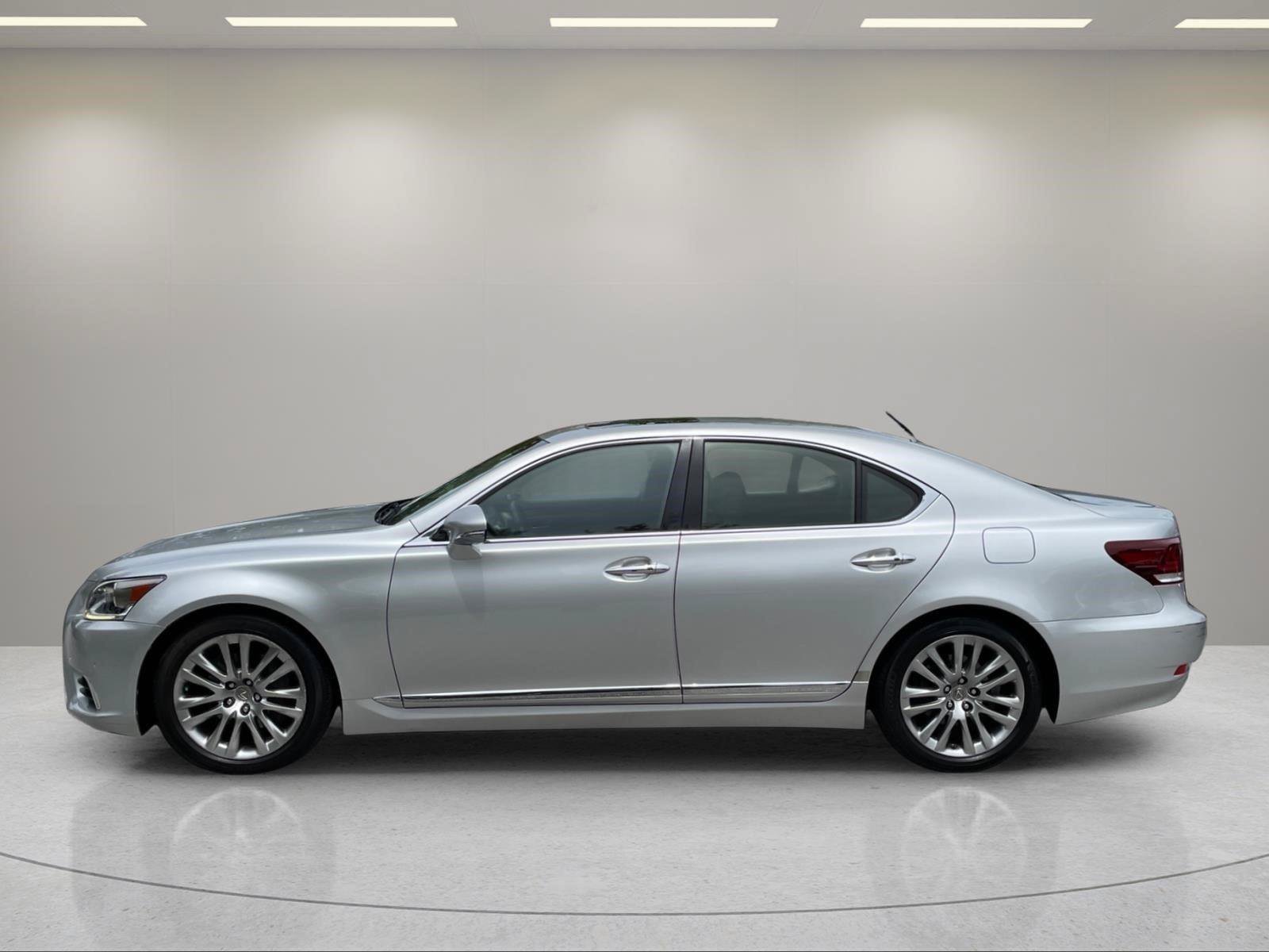 Used 2015 Lexus LS 460 w/ Comfort Package RWD image 2