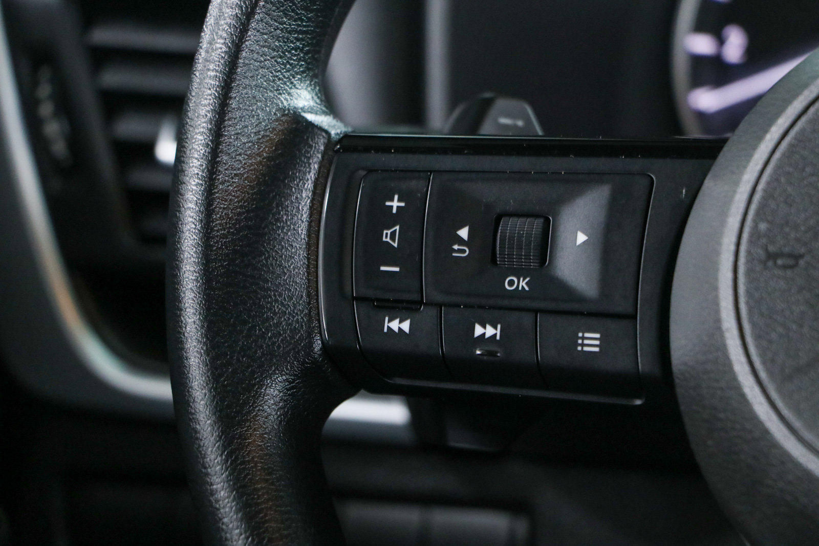 Used 2023 Nissan Rogue SV FWD image 13