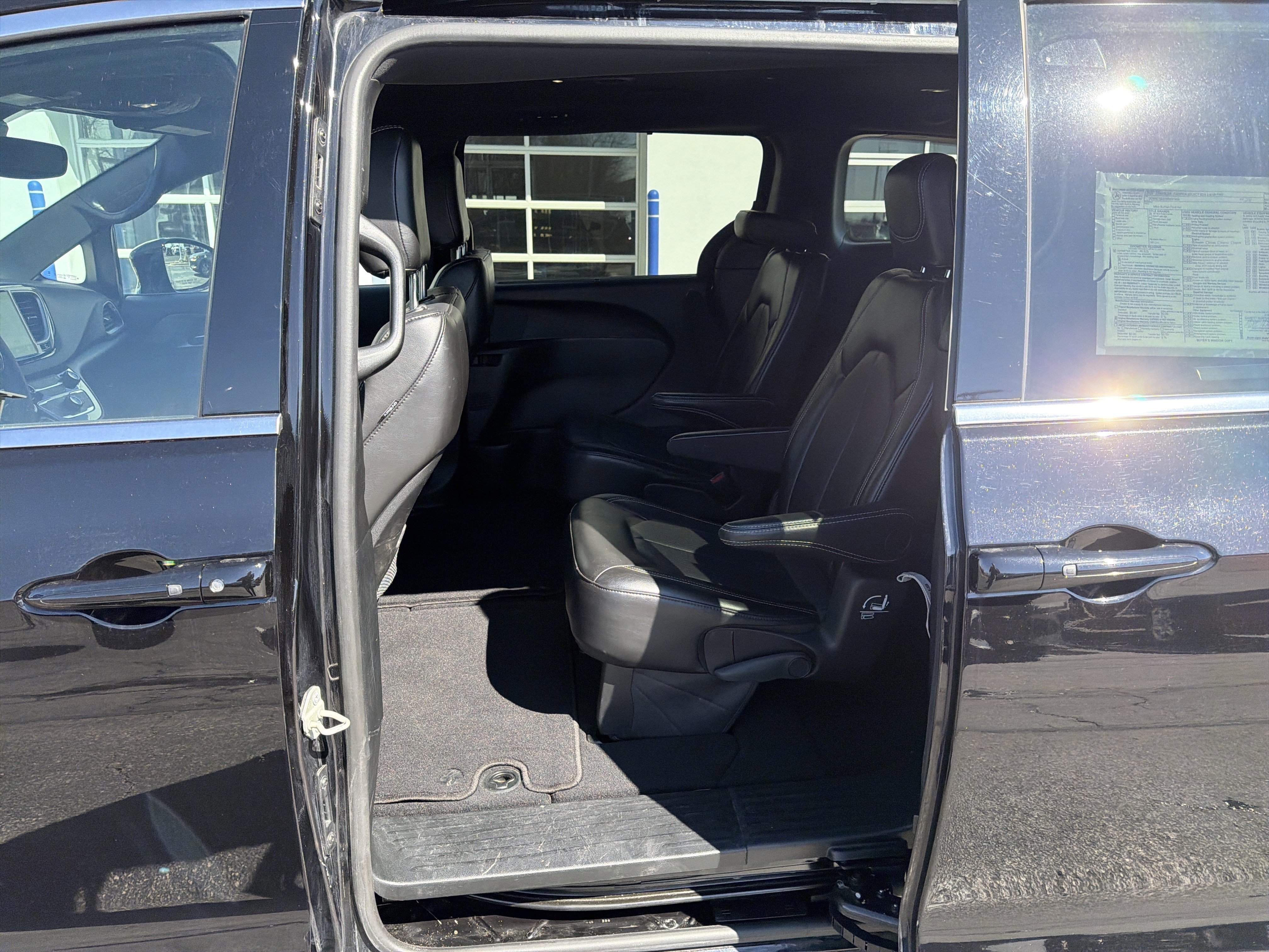 Used 2025 Chrysler Pacifica Select FWD image 19