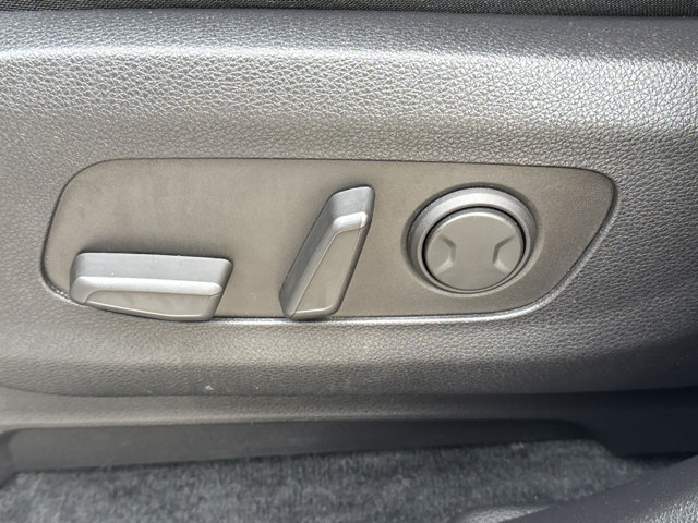 Used 2024 Kia Carnival EX FWD image 23