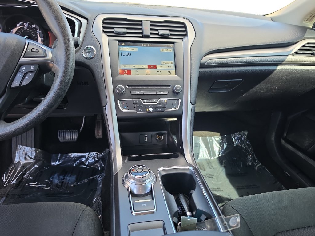 Used 2017 Ford Fusion SE w/ Fusion SE Technology Package FWD image 11