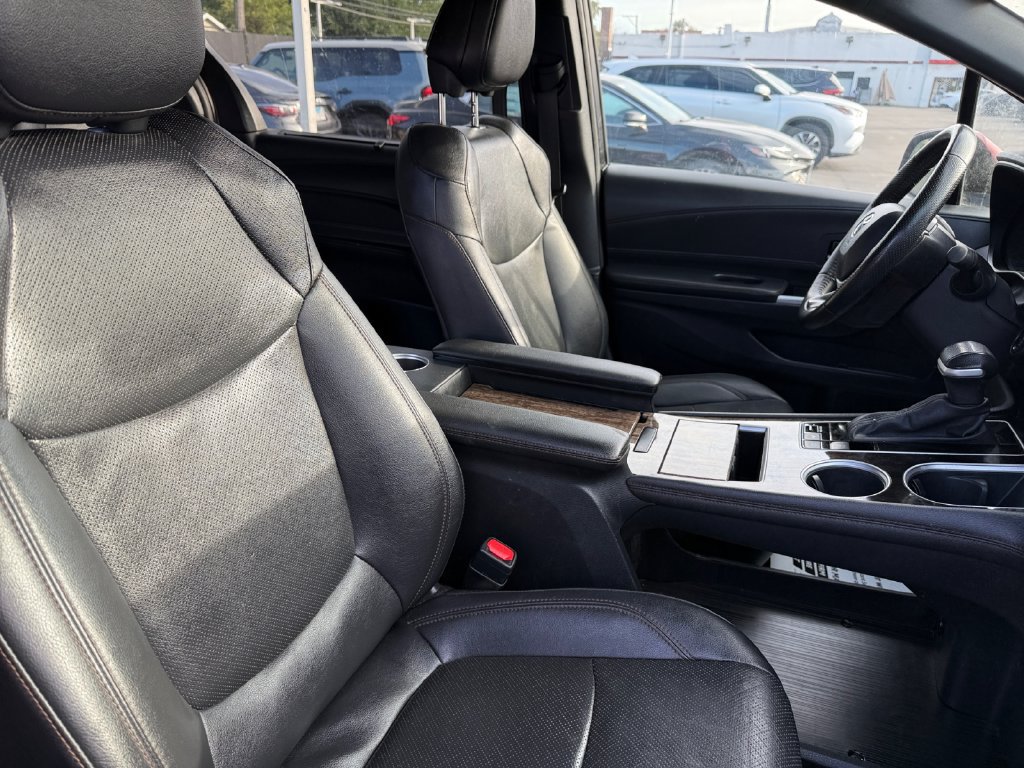 Used 2025 Toyota Sienna Platinum AWD/4WD image 18