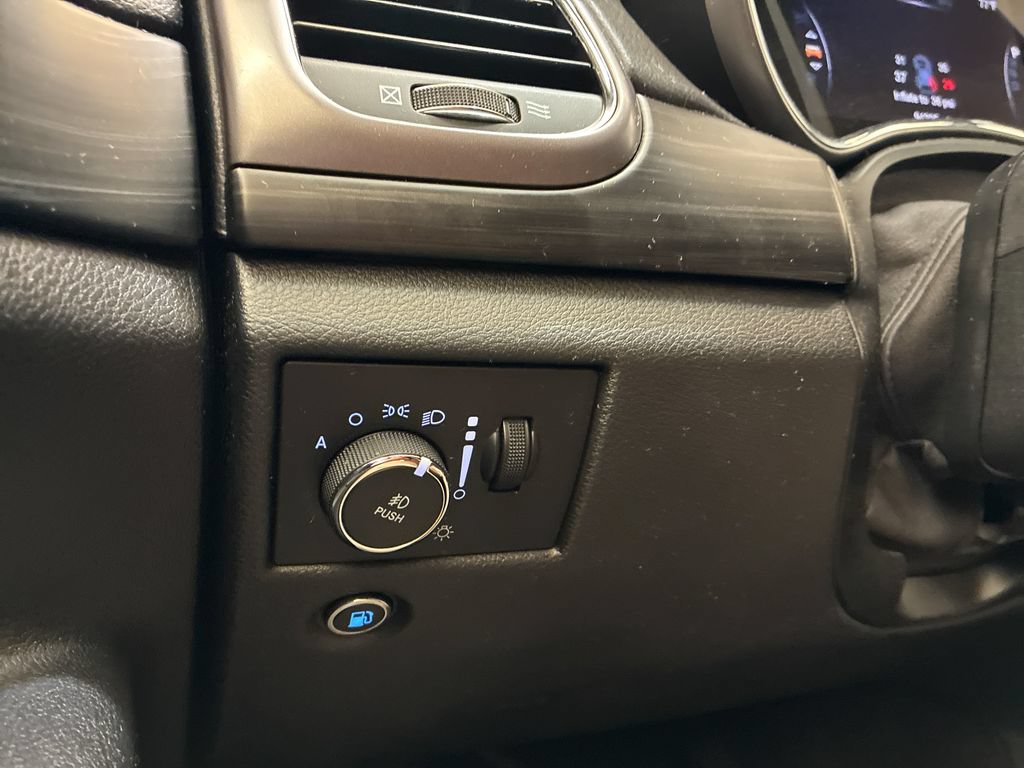 Used 2019 Jeep Grand Cherokee Laredo AWD/4WD image 19