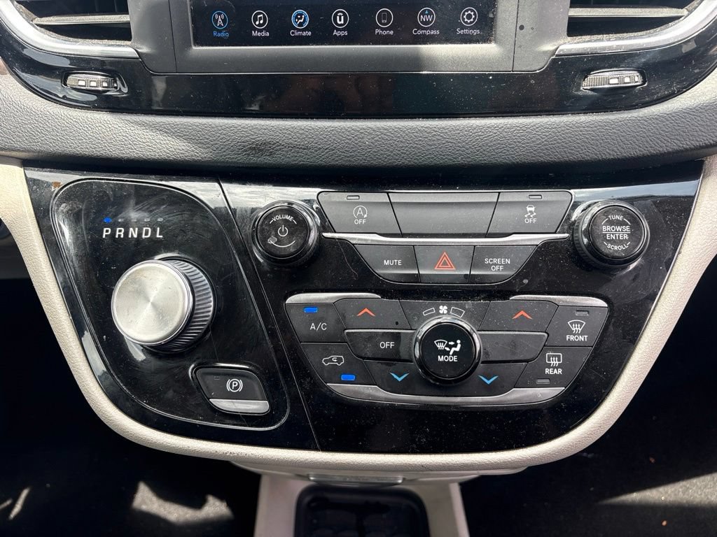 Used 2020 Chrysler Voyager Lxi FWD image 17