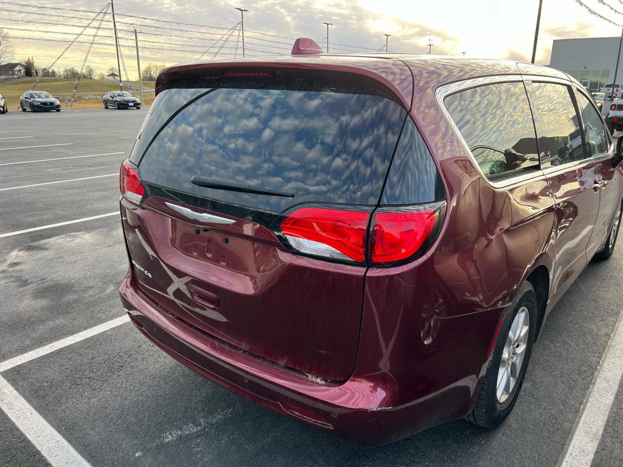 Used 2018 Chrysler Pacifica Touring image 3