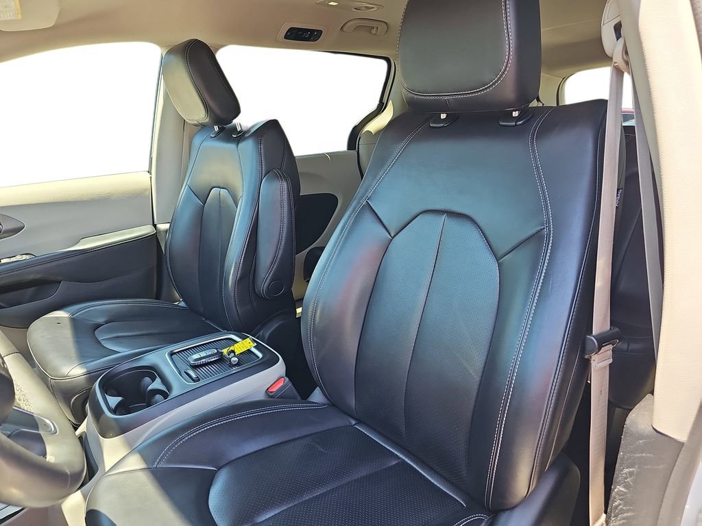 Used 2023 Chrysler Pacifica Touring-L FWD image 15