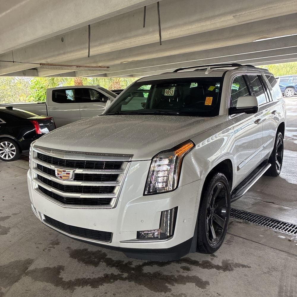 Used 2019 Cadillac Escalade Luxury image 2