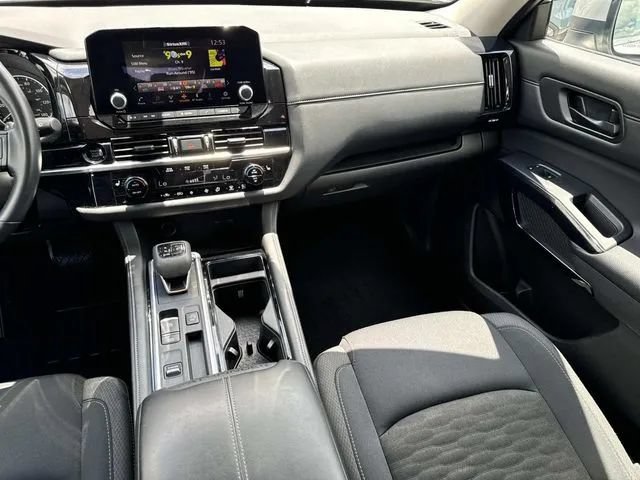 Used 2025 Nissan Pathfinder SV FWD image 17