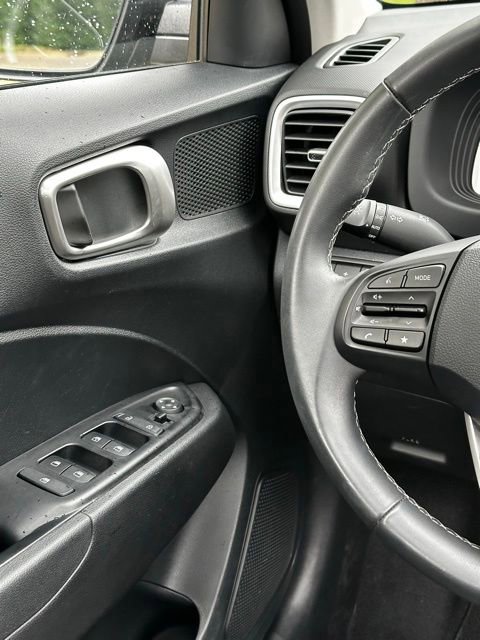 Certified 2025 Hyundai Venue SEL FWD image 24