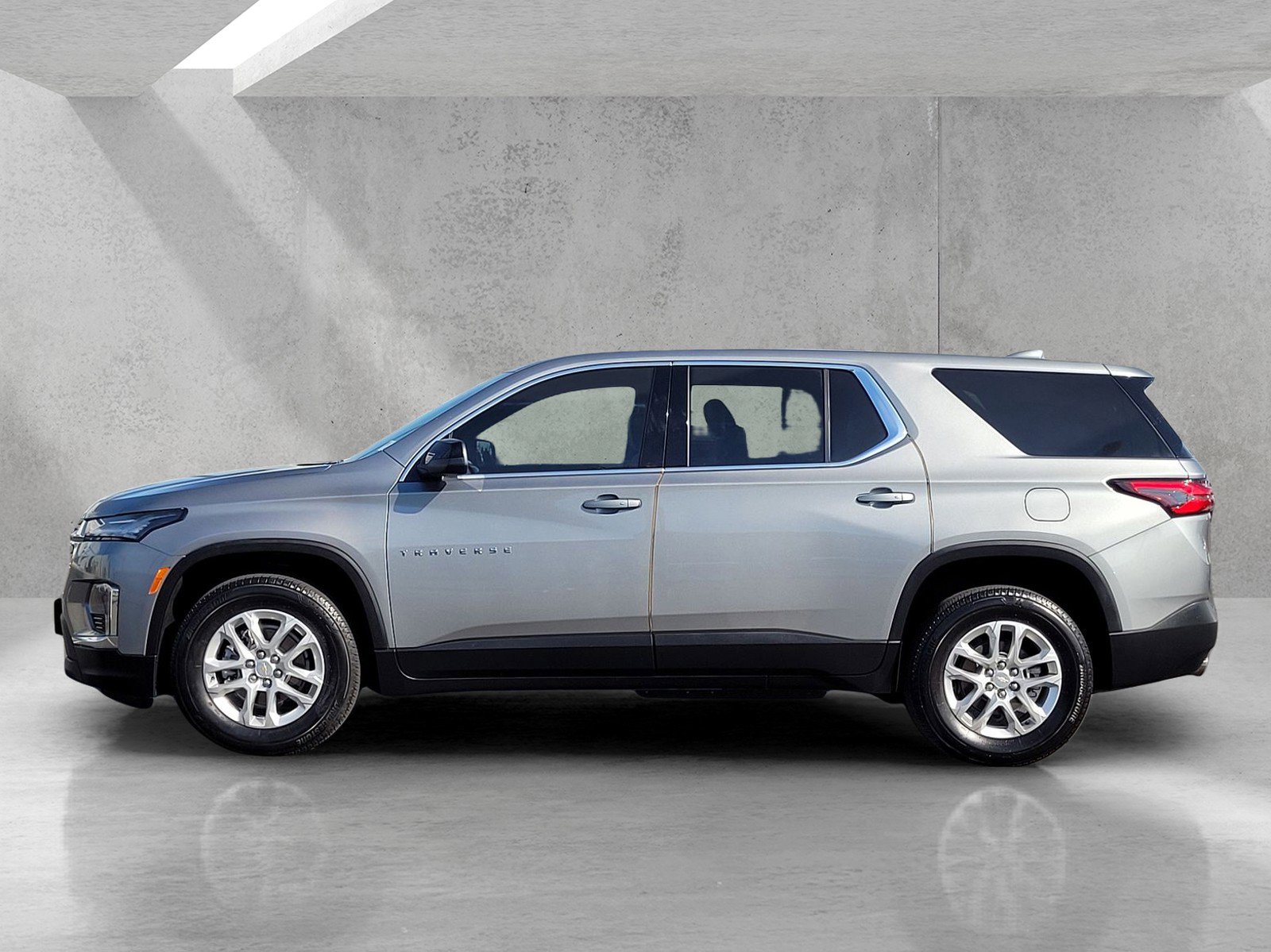 Used 2023 Chevrolet Traverse LS image 7