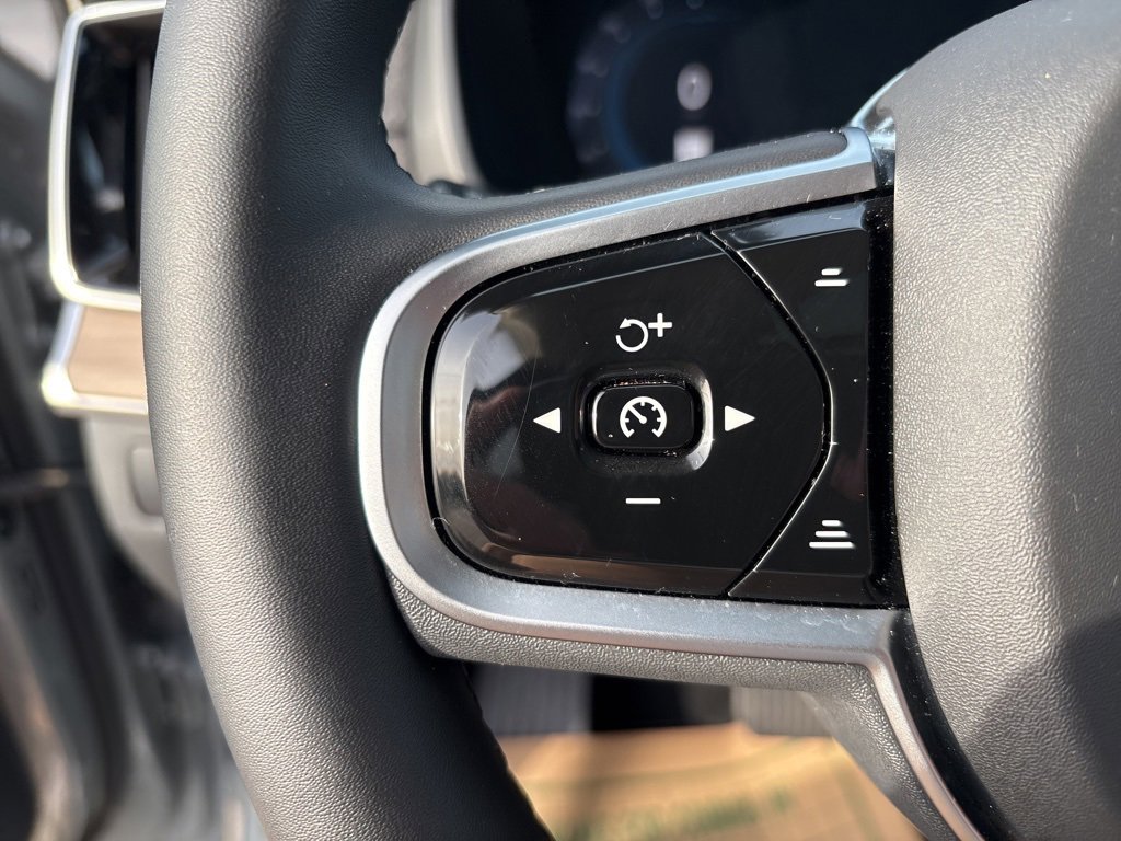 Certified 2025 Volvo XC90 B6 Plus image 24