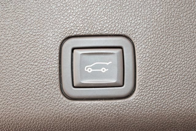 Used 2023 GMC Yukon SLT w/ SLT Luxury Package AWD/4WD image 17
